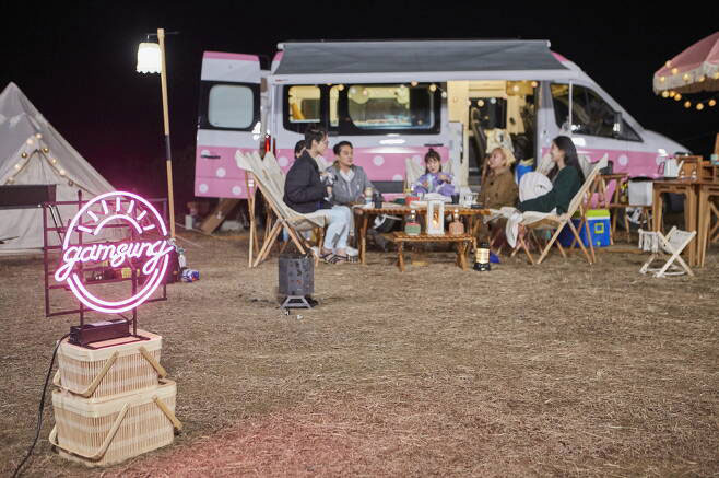 갬성 캠핑 포스터