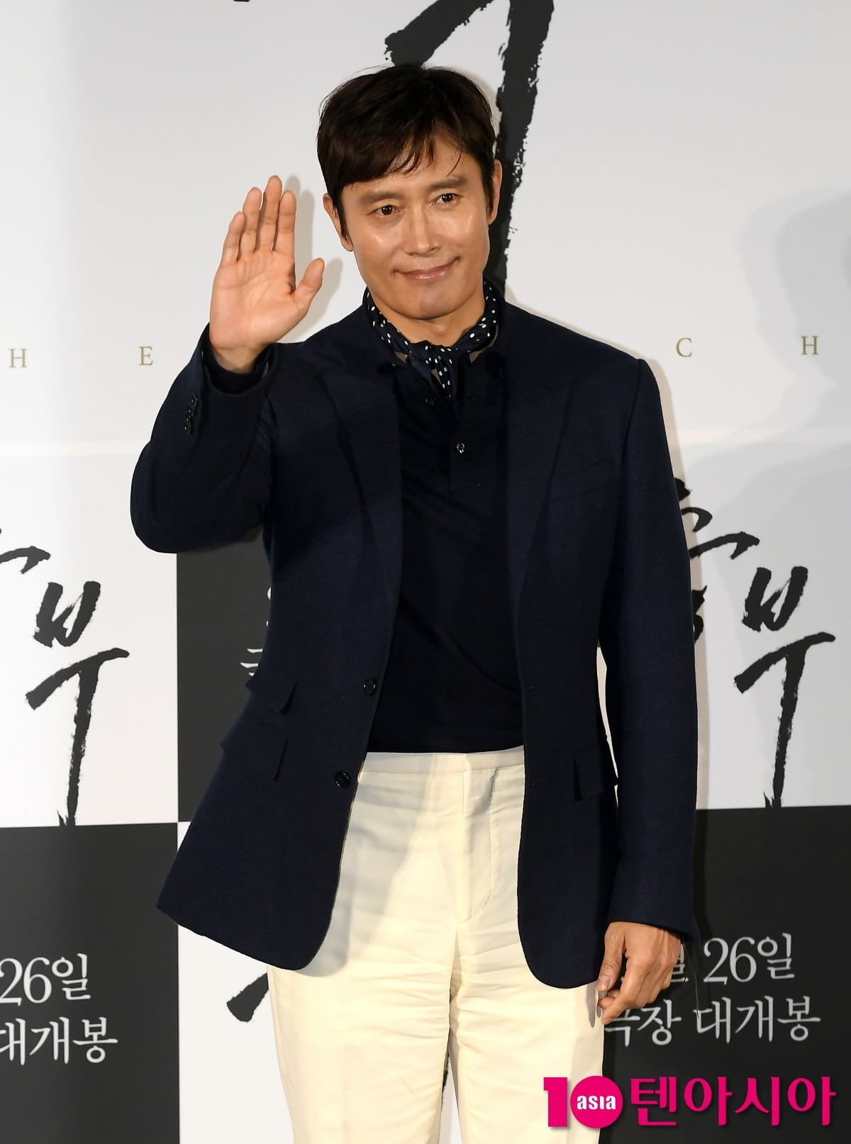 뭔가 이상해 포스터